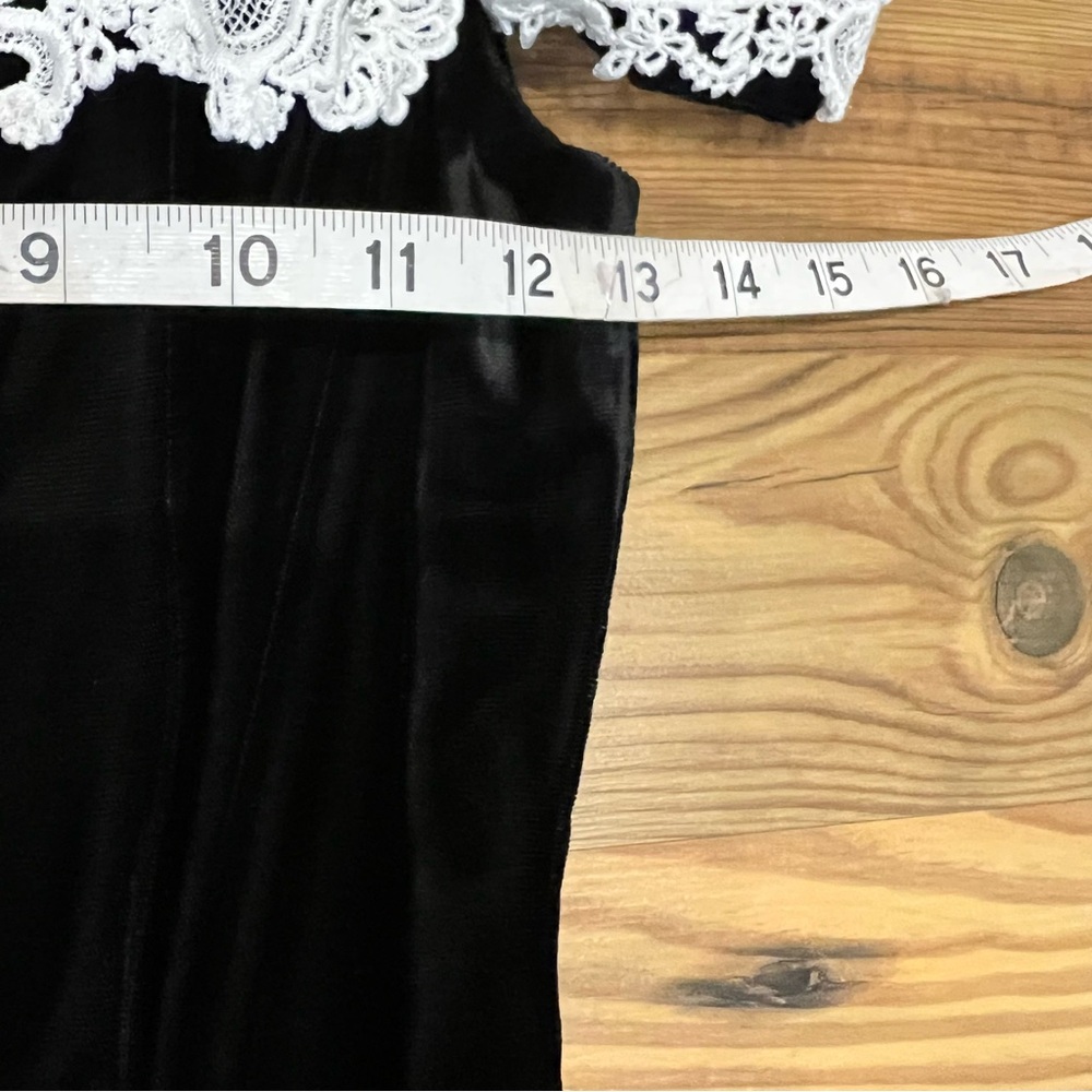Elegant Black Off-Shoulder Dress with Lace Detail - Picture 6 of 8